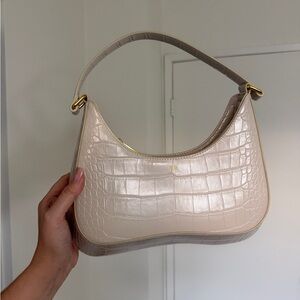 Elegant Cream Crocodile-Embossed Shoulder Bag